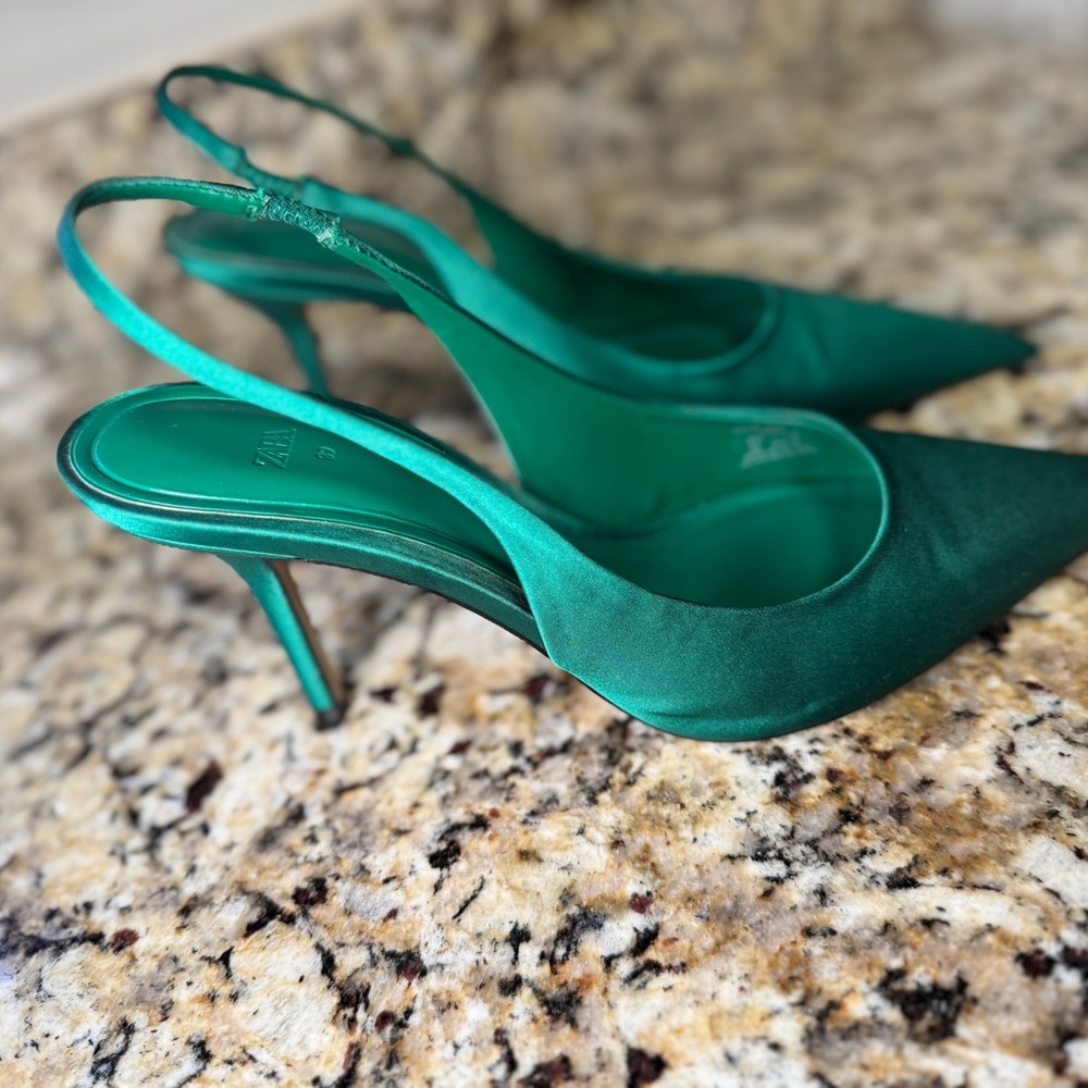 Zara Green Slingback Heels with Pointed Toe and Medium Height